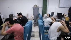 印度尼西亚警察突袭了巴淡一个建筑里的诈骗团伙,这些中国籍诈骗嫌疑人使用互联网在中国境内进行网络婚介诈骗。(2023年8月29日)