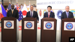 澳大利亚副总理兼国防部长理查德·马尔斯(左二)在夏威夷与美国国防部长奥斯汀、日本防卫大臣木原稔以及菲律宾国防部长吉尔伯托·特奥多罗举行四方会议。(2024年5月2日,照片来自美联社视频截图)