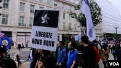 伦敦示威在市中心特拉法加广场集合,游行至1.4英里外的中国驻英国大使馆 (美国之音/郑乐捷)