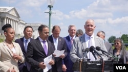 资料照片:2024年6月4日,美国众议院中共问题特设委员会主席穆勒纳尔众议员在国会山前召开记者会,纪念天安门事件35周年。(美国之音记者李逸华拍摄)