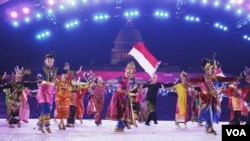 Perwakilan Indonesia di "World Culture Festival" berasal dari beragam latar belakang (Foto: VOA/Banny).