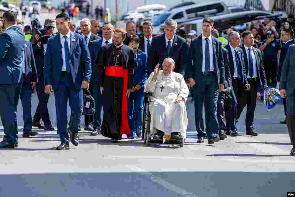 2023 年 9 月 1 日,教宗在蒙古乌兰巴托主教府外的欢迎仪式上向公众致意。