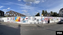 美国之音在星期一下午到现时观察,墙上只剩下“友善”二字,其他由中国学生留下的字眼已被覆盖 (美国之音/郑乐捷)