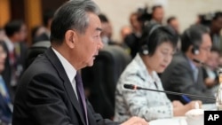 中国外长王毅与日本外相上川阳子(左二)在老挝万象出席东盟外长会议。(2024年7月27日)