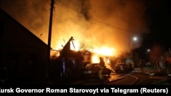 俄罗斯库尔斯克的防空系统击落一架据称是乌克兰无人机后消防队员正在扑灭大火。(2024年4月4日)