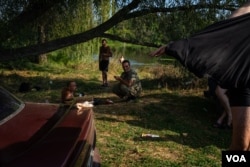 乌克兰士兵在距离库皮扬斯克周围俄军防线仅5公里的奥斯基尔河游泳。(2023年8月19日,美国之音博夏特拍摄)