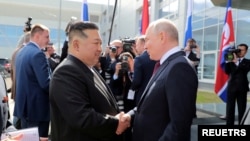 资料照片:2023年9月13日,朝鲜领导人金正恩和俄罗斯总统普京在俄罗斯远东地区阿穆尔州东方航天发射场会面。