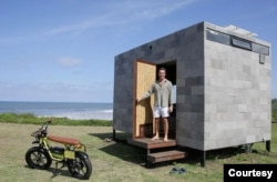 Rumah Plastik – Semua bahan dasarnya dari limbah plastik yang didaur ulang (Dokumentasi: Sungai Watch)