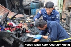 Polisi saat melakukan olah tempat kejadian perkara kasus kebakaran rumah jurnalis di Kabanjahe, Kabupaten Karo, Provinsi Sumatra Utara, 27 Juni 2024. (Foto: Polres Tanah Karo)