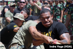 Lomba tarik tambang sangat ditunggu oleh setiap prajurit karena menjadi ajang unjuk gigi kekuatan fisik yang mereka miliki. (VOA/Indra Yoga)