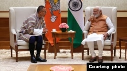 不丹首相策林·托杰(左)于3月14日星期四在新德里与印度总理纳伦德拉·莫迪举行会谈(印度外交部提供)