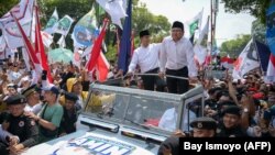 Pasangan Capres Anies Baswedan dan Cawapres Muhaimin Iskandar menyapa para pendukungnya di depan Gedung Komisi Pemilihan Umum (KPU) di Jakarta, 19 Oktober 2023.