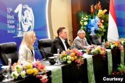 Dalam pertemuannya dengan Elon Musk, Presiden Jokowi Berharap salah satu orang terkaya di dunia ini dapat berinvestasi lebih lanjut di Indonesia setelah meresmikan layanan internet miliknya Starlink di Bali, Minggu (19/5). (Biro Setpres)