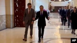 中国南部城市广州,乌克兰外交部部长库列巴在广州与中国外交部长王毅举行会晤前交谈。(2024年7月24日)