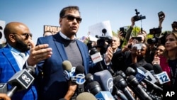 来自纽约州的共和党联邦众议员乔治·桑托斯被联邦大陪审团起诉后在纽约州中艾斯利普的联邦法庭外对媒体讲话。(2023年5月10日)