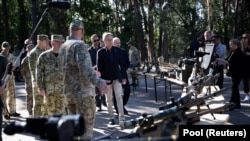 美国国务卿布林肯在基辅视察武器装备。(2023年9月7日)