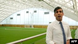 英国首相苏纳克在伦敦参观一个非盈利组织时对媒体讲话。(2024年5月7日)