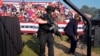 FILE - Agen Dinas Rahasia berjaga di sekitar panggung saat agen lainnya melindungi calon presiden dari Partai Republik mantan Presiden Donald Trump saat berkampanye, di Butler, Pa., 13 Juli 2024.