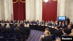 2023年9月13日,美国科技界领袖在华盛顿美国国会大厦参加由参议院多数党领袖查克·舒默主持的两党人工智能论坛。出席者包括特斯拉首席执行官埃隆·马斯克、Meta平台首席执行官马克·扎克伯格、Alphabet首席执行官桑达尔·皮查伊、OpenAI首席执行官萨姆·阿尔特曼、英伟达首席执行官黄仁勋、微软首席执行官萨蒂亚·纳德拉、IBM首席执行官阿文德·克里希纳和微软前首席执行官比尔·盖茨。