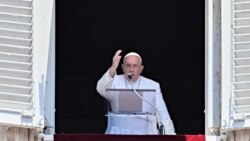 ဗာတီကန်စီးတီး St.Peter ရင်ပြင်မှာ လူထုကိုနှုတ်ဆက်နေတဲ့ ပုပ်ရဟန်းမင်းကြီး ဖရန့်စစ် (ဇူလိုင် ၁၄၊ ၂၀၂၄)
