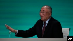 中国气候变化事务特使解振华于2023年12月13日在迪拜举行的第28届联合国气候变化大会的新闻发布会上讲话。(美联社照片)