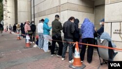 香港壹传媒创办人黎智英国安案1月2日踏入第4日审讯，西九龙裁判法院大楼外仍有大批市民排队轮候旁听席 (美国之音/汤惠芸)