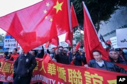 反对台湾独立的抗议者聚集在台湾总统蔡英文在洛杉矶下榻的酒店外。(2023年4月4日)