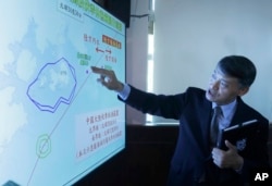 Kepala Divisi Pengawasan Pesisir Liao Yun-Hung menjelaskan tentang kapal penangkap ikan yang dicegat oleh kapal China pada Selasa (2/7) malam, saat konferensi pers di Taipei, Taiwan, Rabu, 3 Juli 2024. (Foto: Chiang Ying-ying/AP Photo)