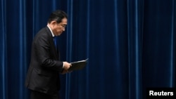 日本首相岸田文雄在记者会上宣布不寻求连任后离开记者会。(2024年8月14日)