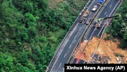 中国广东梅州的梅大高速公路茶阳路段路面发生塌陷,致多人死伤。(2024年5月1日)