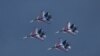Jet tempur Sukhoi Su-30 dari tim aerobatik Russkiye Vityazi terbang dalam formasi di lapangan Dubrovichi di luar Ryazan, Rusia 4 Agustus 2018. (Foto: REUTERS/Maxim Shemetov)