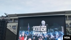 当地时间2024年3月15日反对现任菲佐政府的集会,电子屏上的宣传画中人物为现任总理菲佐,布拉迪斯拉发的自由广场(Námestie Slo-body)(美国之音 杨乐天)