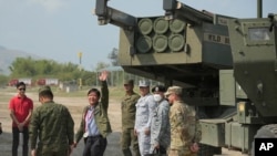 2023年4月26日,菲律宾总统小马科斯在菲律宾北部赞巴莱斯省海军基地举行的“肩并肩”联合军演中。(美联社照片)