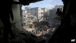 2023年10月30日,在以色列袭击加沙地带的拉法后,巴勒斯坦人在寻找幸存者。(美联社照片)