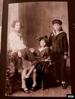 巴哈尔(中)与姐姐、哥哥(博伊特·劳布提供)