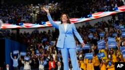 资料照片:副总统卡玛拉·哈里斯在亚特兰大的竞选集会上挥手致意。(2024年7月30日)