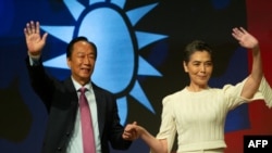 资料照:郭台铭(左)在台北的记者会上宣布与资深演员赖佩霞搭档角逐2024台湾总统大选。(2023年9月14日)