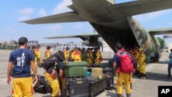 台湾空军C-300云运输机准备从台南屏东军事基地起飞将救援人员送往花莲地震灾区。(2024年4月3日)