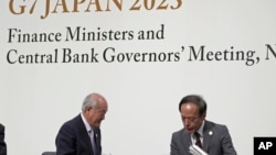 2023年5月13日,日本财务大臣铃木俊一(中)和日本央行行长上田一夫在日本新泻举行的G7财长和央行行长会议的新闻发布会后离开会场。(美联社照片)