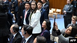 曾被中国关押的澳大利亚记者成蕾(前右三)出席中澳两国总理在堪培拉的一个签字仪式时,她被数名中国官员和一名白衣女子围住。(2024年6月17日)