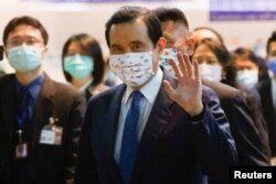 台湾前总统马英九离开台北桃园机场飞往上海。（2023年3月27日）