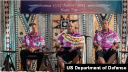 美军印太司令部司令海军上将约翰·阿奎利诺(John Aquilino,左)和斐济总理西蒂韦尼·兰布卡(Sitiveni Rabuka,中)2023年8月15日出席印太防长年度会议开幕式。(美军印太司令部照片)