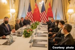 资料照:美国国家安全顾问沙利文与中共中央外事办主任王毅在维也纳举行会谈。(2023年5月10日)