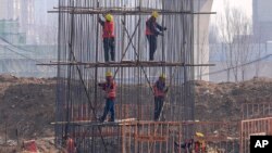 Perubahan iklim membuat risiko kesehatan bagi para pekerja, terlebih yang bekerja di luar ruangan, meningkat (foto: ilustrasi). 