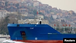 资料照片:俄罗斯西格油轮穿越博斯普鲁斯海峡。(2022年3月31日)