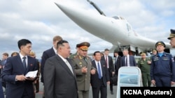 朝鲜领导人金正恩在俄罗斯国防部长绍伊古陪同下参观符拉迪沃斯托克军事基地的核轰炸机。（2023年9月16日）