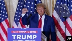 နယူးေယာက္ျပည္နယ္ မန္ဟက္တန္တရားရံုးမွာ ပထမဆံုးရံုးခ်ိန္တက္ေရာက္ၿပီးေနာက္ ဖေလာ္ရီဒါျပည္နယ္က သူပိုင္ Mar-a-Lago အပန္းေျဖစခန္းမွာ မိန္႔ခြန္းေျပာေနတဲ့ အေမရိကန္သမၼတေဟာင္းေဒၚနယ္ထရမ့္ပ္ (ဧၿပီ ၄၊ ၂၀၂၃)