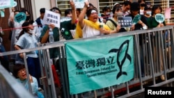 资料照:台湾民众聚集在台北的立法院外表达自己的政治意愿。(2024年5月24日)