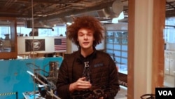 总部在西雅图的无人机公司BRINC的创始人、曾在大疆实习的布莱克·瑞斯尼克（Blake Resnick）向美国之音展示BRINC的无人机。