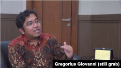 Kepala Sekretariat Just Energy Transition Partnership (JETP) saat diwawancarai VOA di kantornya di Jakarta, 31 Agustus 2023. (Foto: still grab/Gregorius Giovanni)